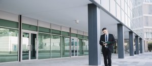 Executivo em frente a um prédio comercial